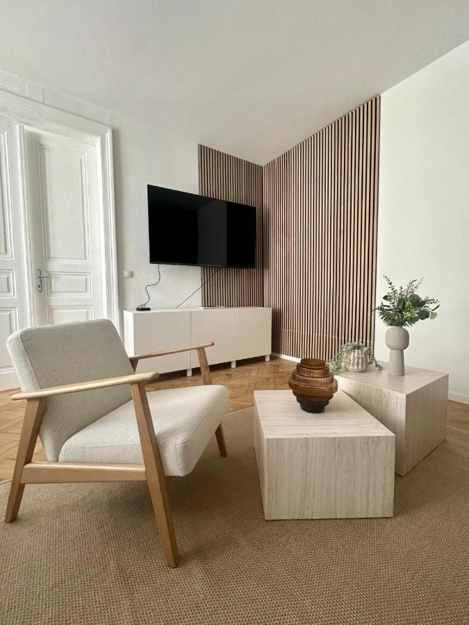 Designer Near Main Station * Wien