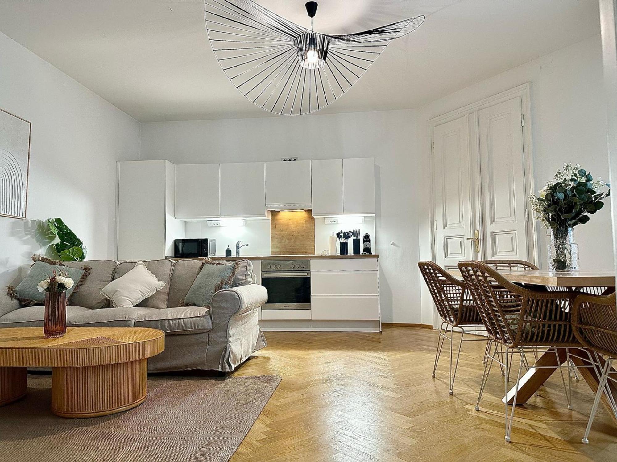 Designer Near Main Station * Wien